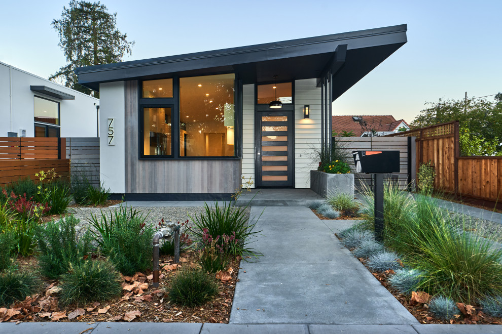 На фото: одноэтажный, серый частный загородный дом в современном стиле с односкатной крышей и отделкой планкеном