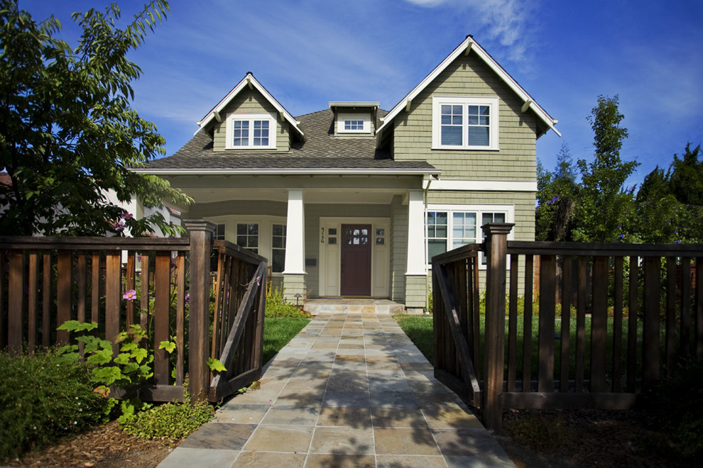 Ispirazione per la facciata di una casa piccola american style a due piani con rivestimento in legno