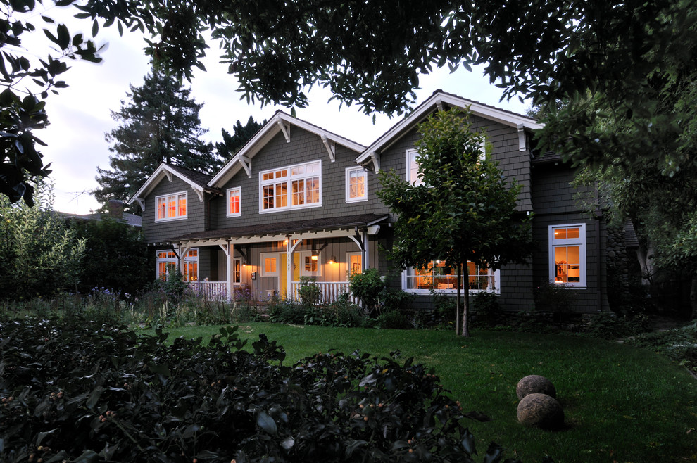 Exemple d'une façade de maison grise craftsman.