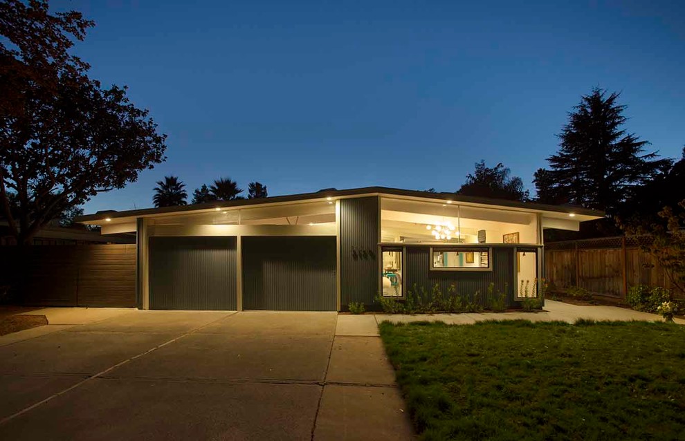 Idee per la facciata di una casa blu moderna a un piano di medie dimensioni con rivestimento in legno e tetto piano