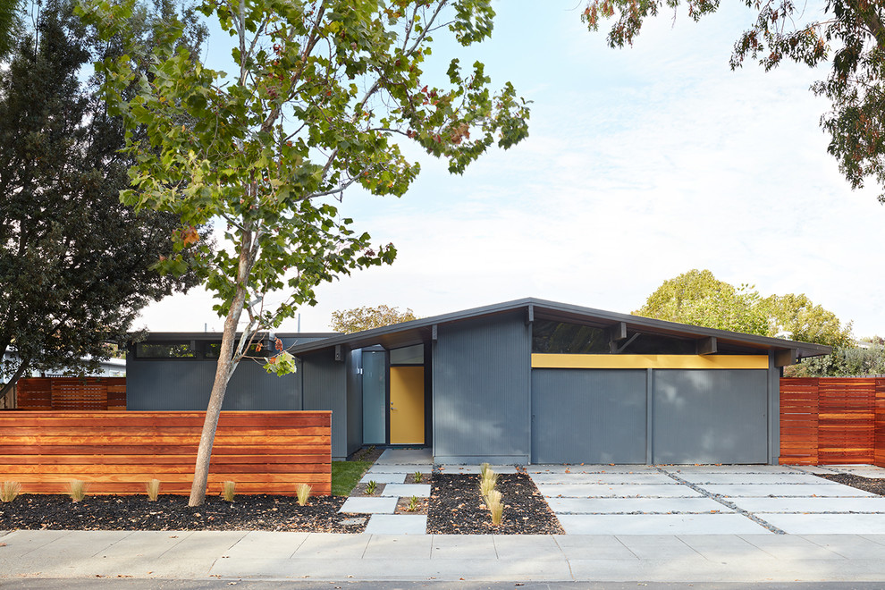 Идея дизайна: одноэтажный, серый частный загородный дом в стиле ретро с двускатной крышей
