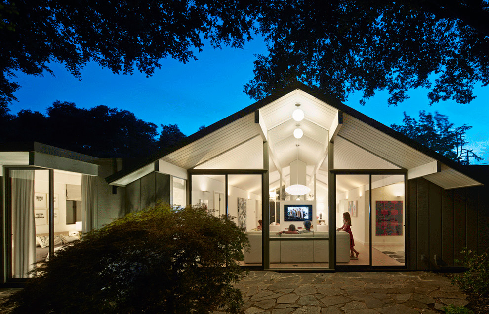 Свежая идея для дизайна: одноэтажный, стеклянный дом в стиле ретро с двускатной крышей - отличное фото интерьера