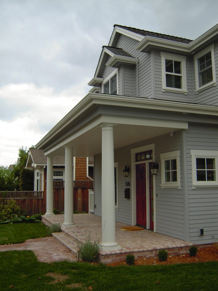 Foto de fachada gris de estilo de casa de campo grande de dos plantas con revestimiento de madera