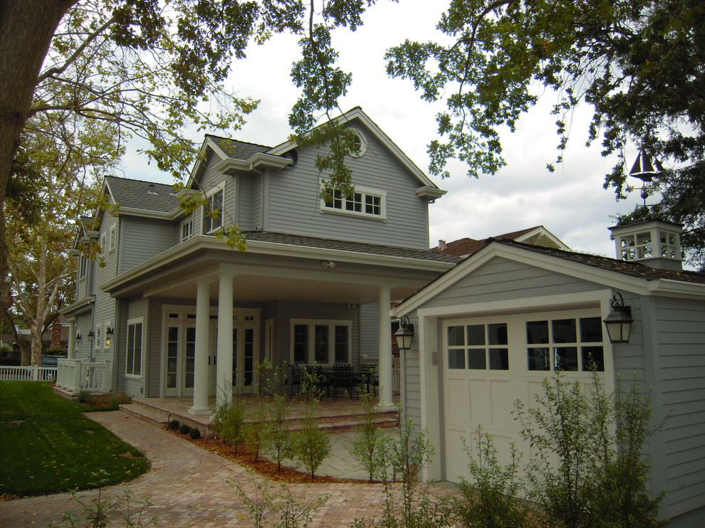 Стильный дизайн: большой, двухэтажный, деревянный, серый дом в стиле кантри - последний тренд