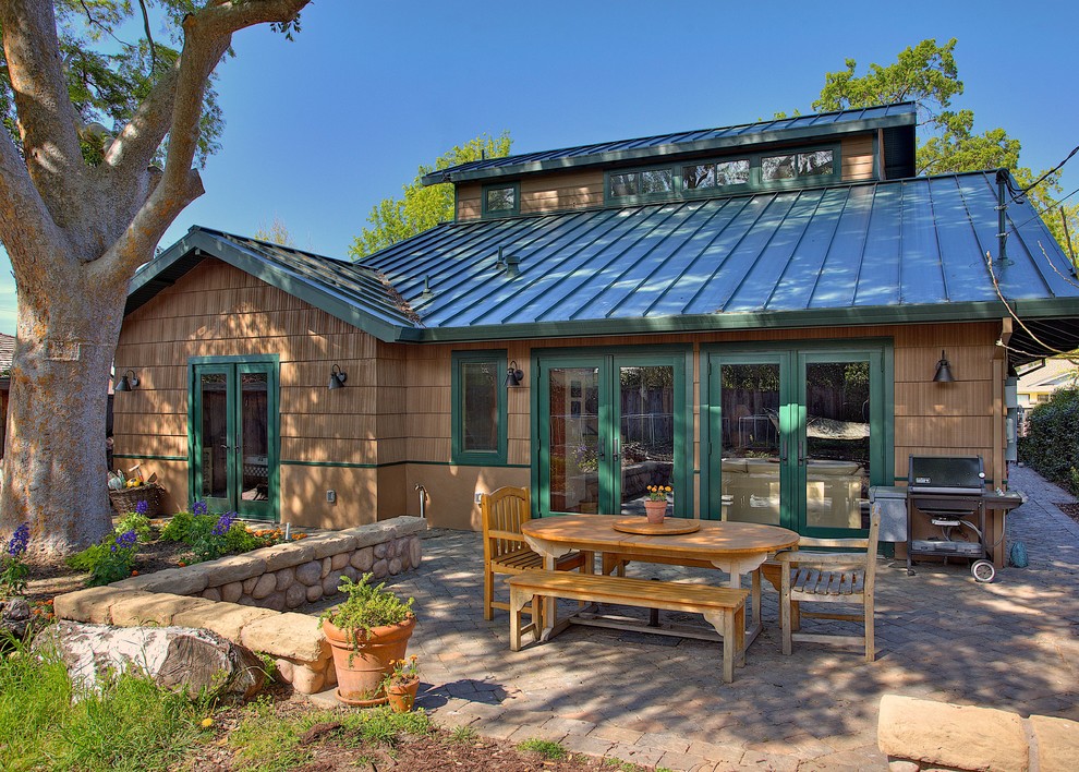 Imagen de fachada de casa marrón rural de tamaño medio de dos plantas con revestimientos combinados, tejado a dos aguas y tejado de metal