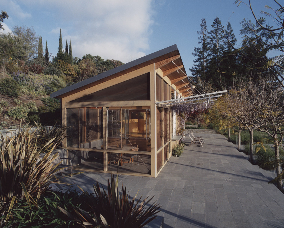 Пример оригинального дизайна: маленький, одноэтажный дом в стиле модернизм с односкатной крышей для на участке и в саду
