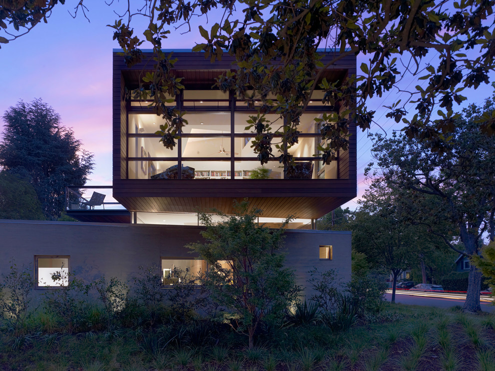Foto della facciata di una casa marrone moderna a due piani di medie dimensioni