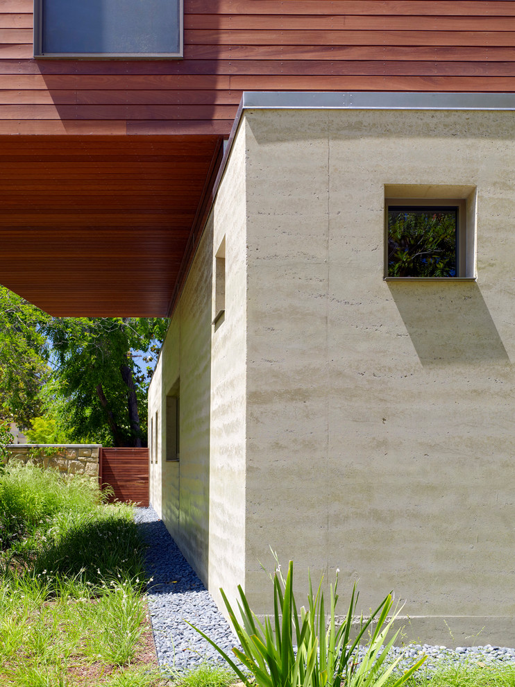 Immagine della facciata di una casa marrone moderna a due piani di medie dimensioni