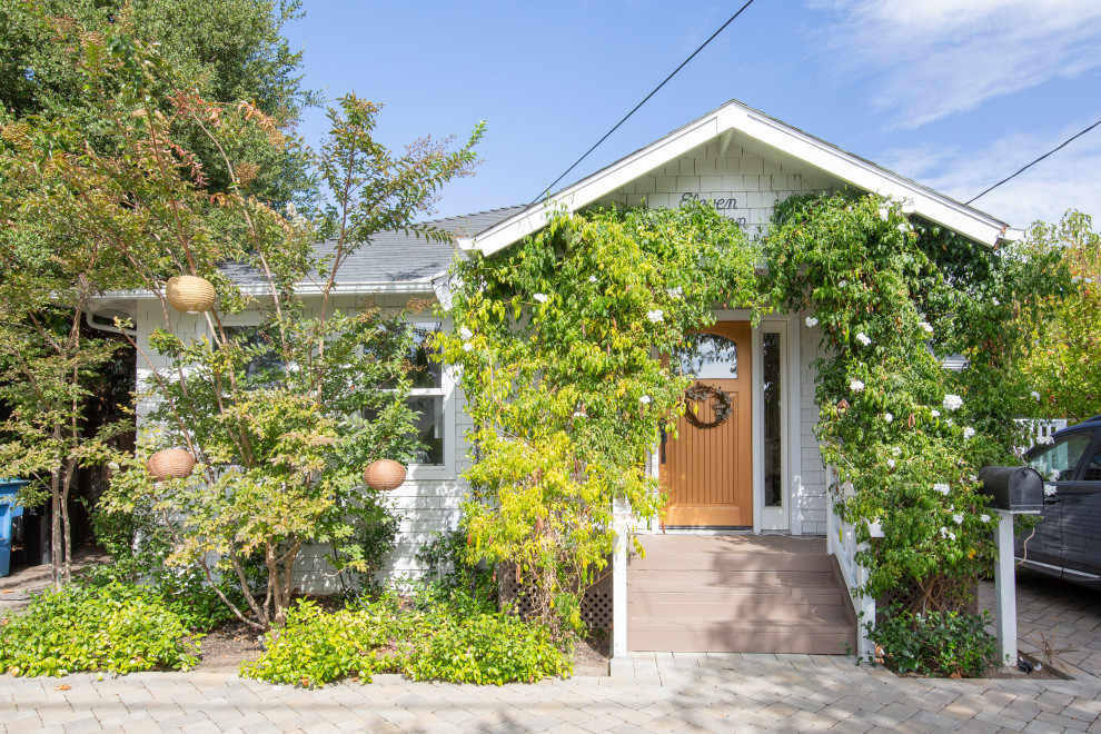 サンフランシスコにあるトランジショナルスタイルのおしゃれな家の外観 (ウッドシングル張り) の写真