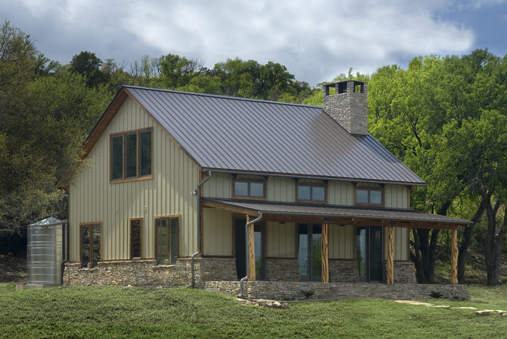 Diseño de fachada de casa beige rural de tamaño medio de dos plantas con revestimiento de madera y tejado de metal