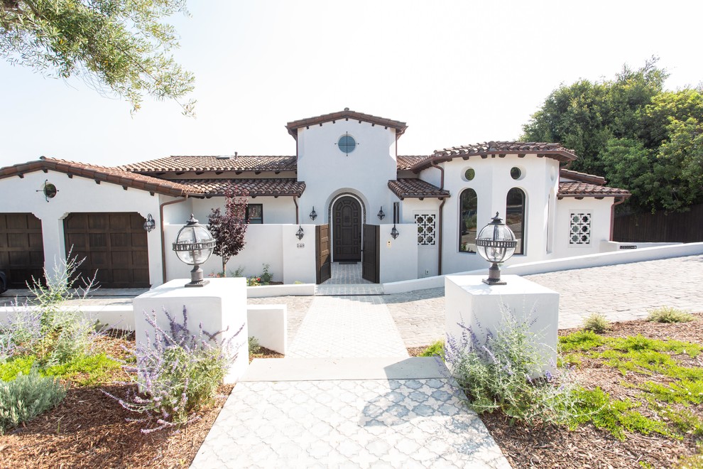 Zweistöckiges Mediterranes Haus mit weißer Fassadenfarbe in Los Angeles