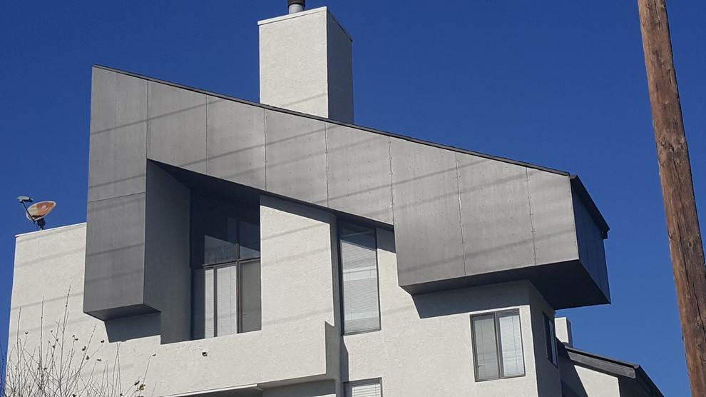 Foto de fachada marrón minimalista pequeña de tres plantas con revestimiento de aglomerado de cemento y tejado a la holandesa