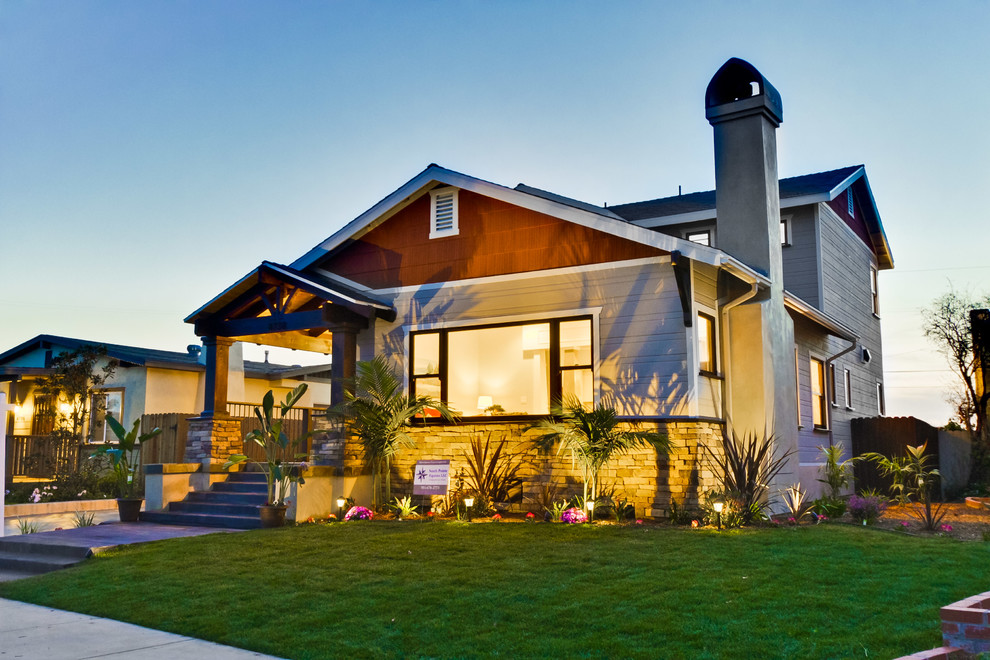 Inspiration pour une façade de maison grise traditionnelle de taille moyenne et à un étage.