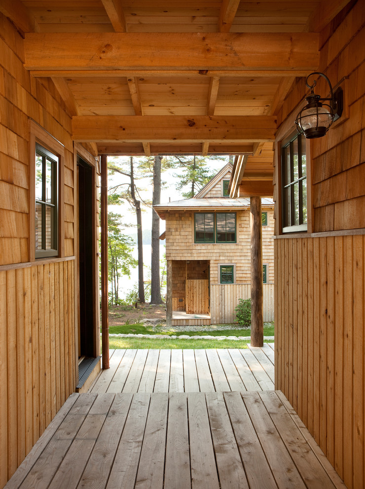 Immagine della villa beige rustica a due piani di medie dimensioni con rivestimento in legno, tetto a capanna e copertura in metallo o lamiera