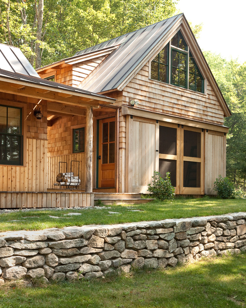 Diseño de fachada de casa rústica con revestimiento de madera, tejado a dos aguas y tejado de metal