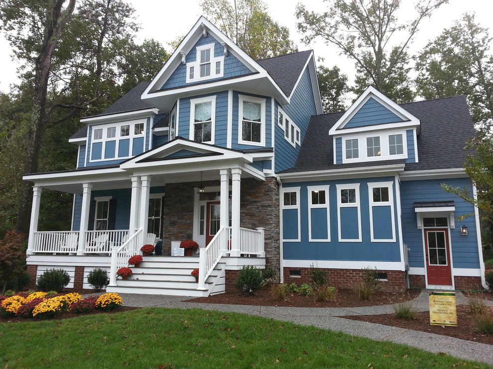 Réalisation d'une façade de maison bleue victorienne de taille moyenne et à un étage avec un revêtement mixte et un toit à deux pans.
