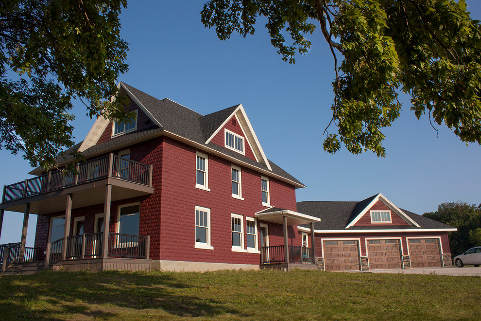 Idee per la facciata di una casa grande rossa country a due piani con rivestimento in legno e tetto a capanna