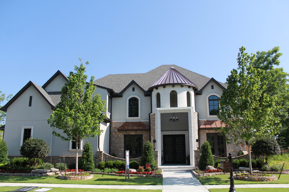 Cette photo montre une façade de maison chic de taille moyenne et à un étage avec un revêtement mixte et un toit à deux pans.