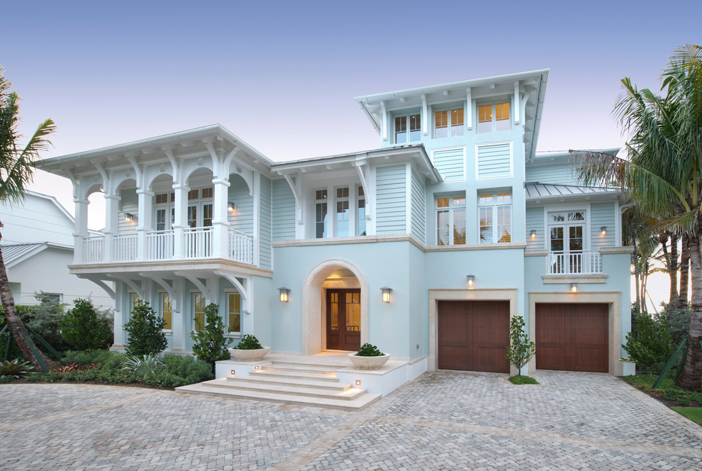 Свежая идея для дизайна: двухэтажный, синий дом в морском стиле - отличное фото интерьера