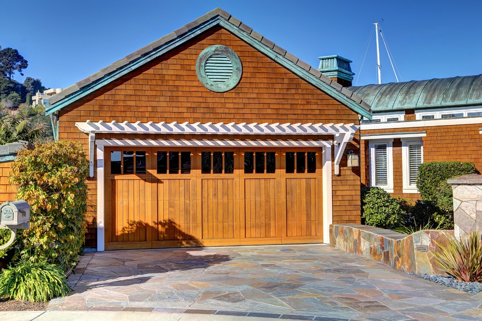 Inspiration pour une grande façade de maison marron marine en bois de plain-pied.