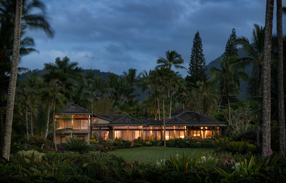 Zweistöckiges Asiatisches Einfamilienhaus mit Putzfassade, beiger Fassadenfarbe, Walmdach und Misch-Dachdeckung in Hawaii