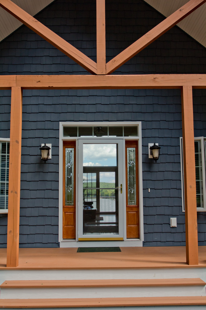 Immagine della facciata di una casa blu american style a due piani di medie dimensioni con rivestimento in vinile e tetto a capanna
