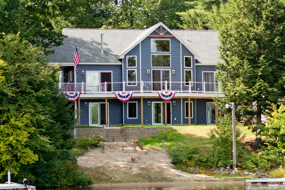 Esempio della facciata di una casa blu american style a due piani di medie dimensioni con rivestimento in vinile e tetto a capanna