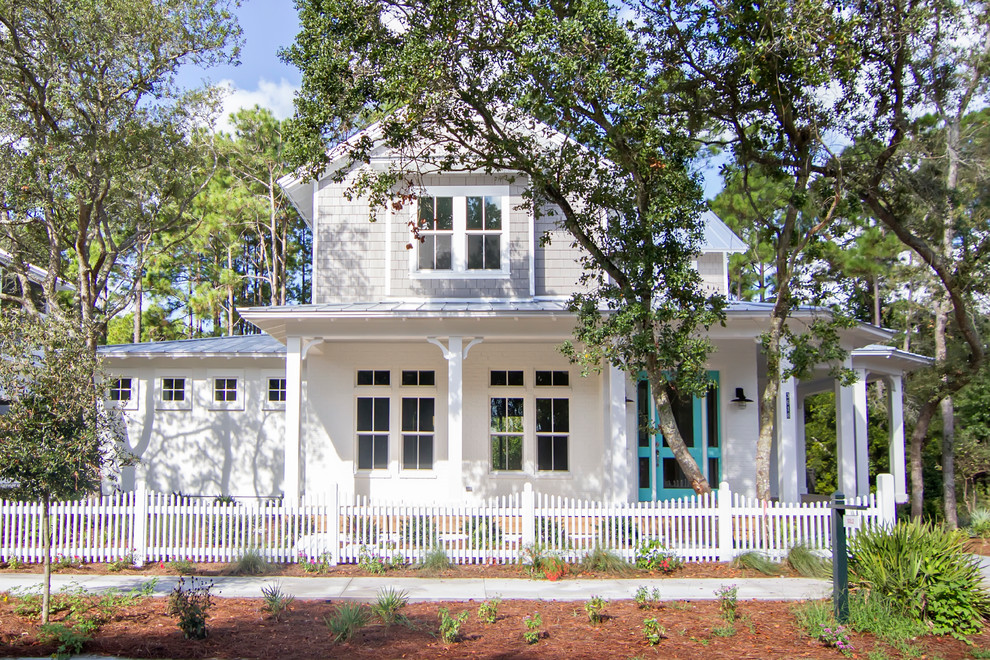 Mittelgroßes, Zweistöckiges Klassisches Haus mit weißer Fassadenfarbe, Satteldach und Backsteinfassade in Jacksonville