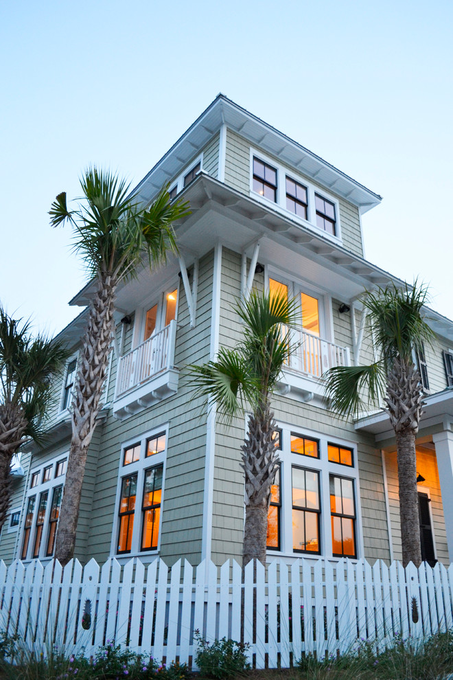 Große, Dreistöckige Holzfassade Haus mit beiger Fassadenfarbe und Flachdach in Jacksonville