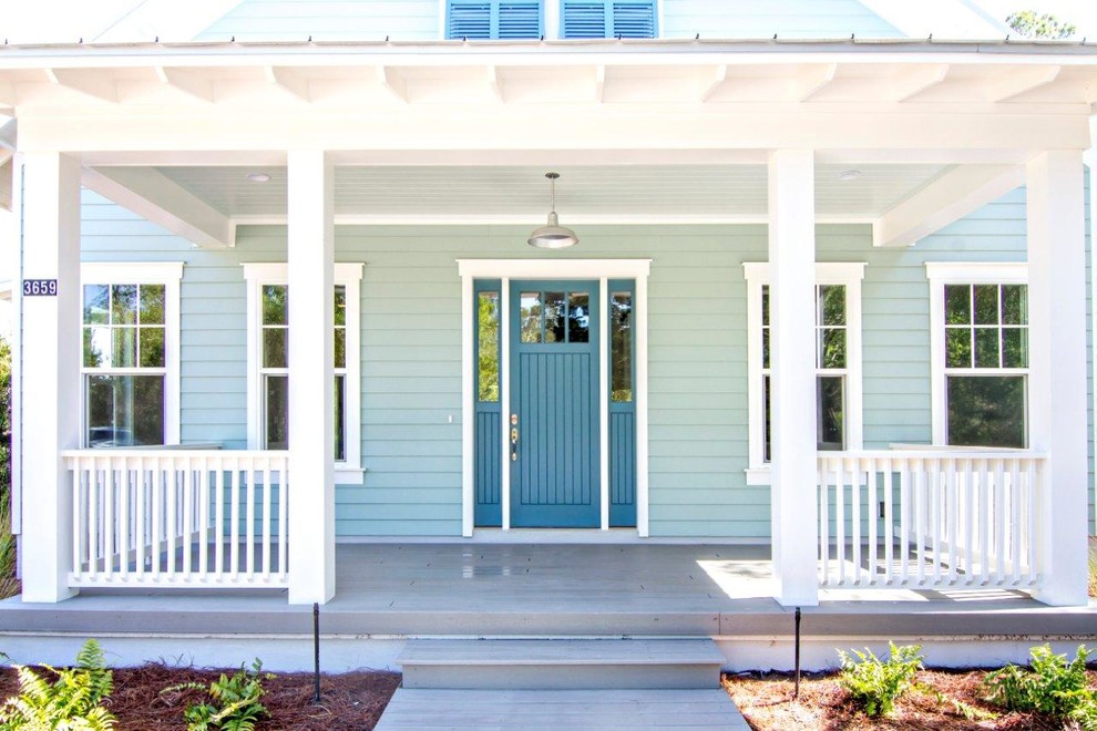 Ispirazione per la facciata di una casa grande blu tropicale a due piani con rivestimento in legno e tetto a capanna