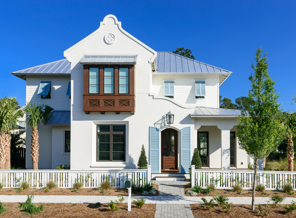 Idee per la villa bianca stile marinaro a due piani con copertura in metallo o lamiera