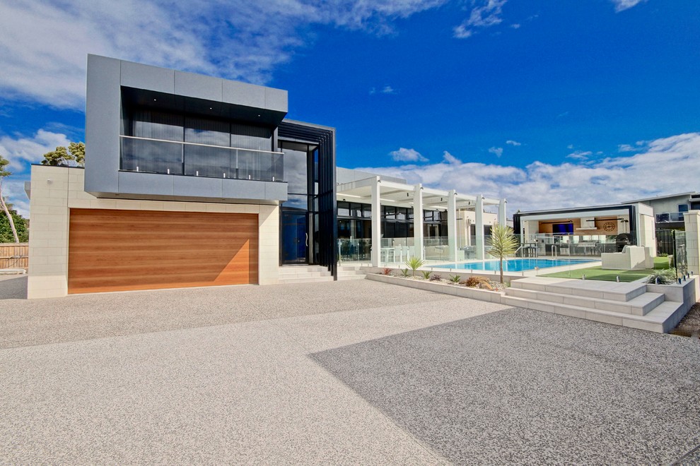 Zweistöckiges Modernes Einfamilienhaus mit bunter Fassadenfarbe und Flachdach in Sonstige