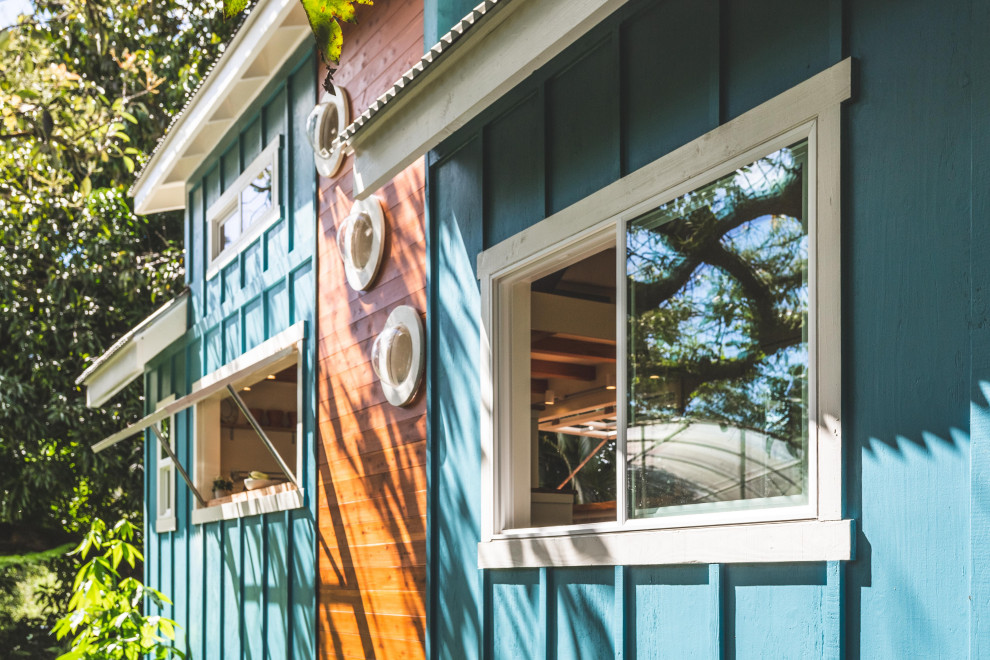 Стильный дизайн: маленький, деревянный, синий частный загородный дом в морском стиле с металлической крышей для на участке и в саду - последний тренд