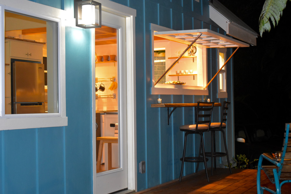 Idee per la villa piccola blu stile marinaro con rivestimento in legno e copertura in metallo o lamiera