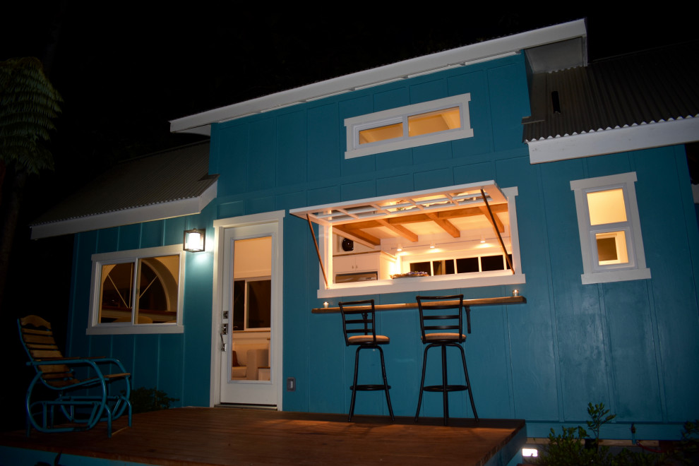 Idee per la villa piccola blu stile marinaro con rivestimento in legno e copertura in metallo o lamiera