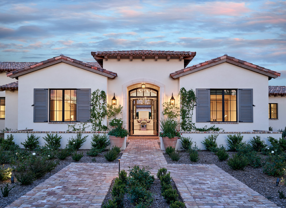 Einstöckiges Mediterranes Einfamilienhaus mit beiger Fassadenfarbe in Los Angeles