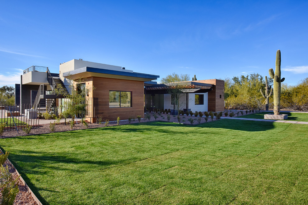 Mittelgroßes, Einstöckiges Modernes Einfamilienhaus mit Mix-Fassade, bunter Fassadenfarbe und Flachdach in Phoenix