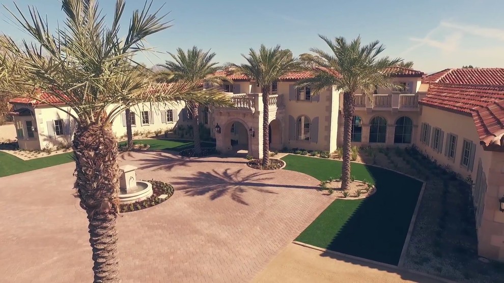 Geräumiges, Zweistöckiges Mediterranes Haus mit Mix-Fassade und brauner Fassadenfarbe in Phoenix