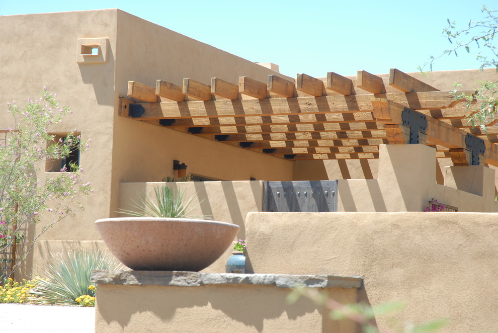Großes, Einstöckiges Mediterranes Einfamilienhaus mit Lehmfassade, beiger Fassadenfarbe und Flachdach in Phoenix
