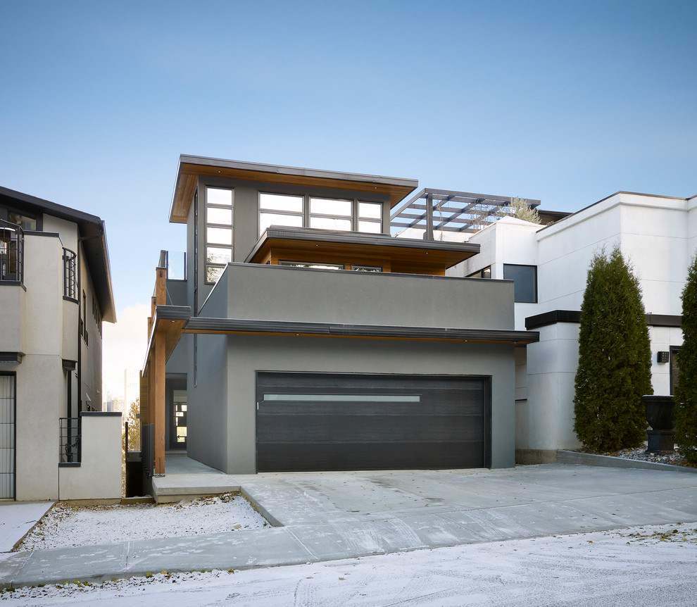 Exemple d'une façade de maison grise tendance.