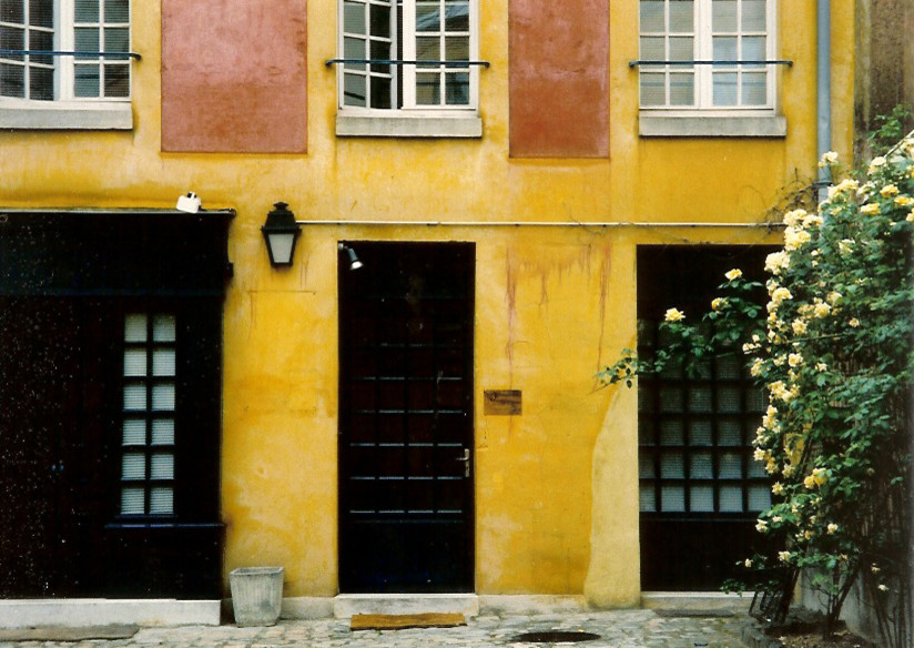 Tuscan exterior home photo in Paris