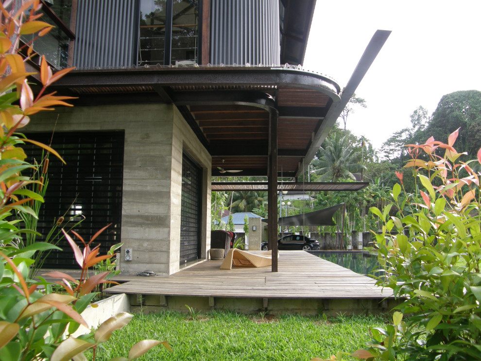 Idee per la villa grigia tropicale a due piani di medie dimensioni con rivestimento in cemento, tetto a capanna e copertura in metallo o lamiera