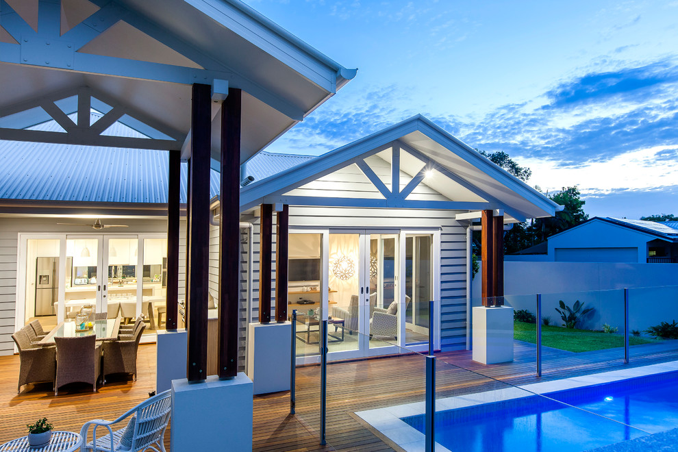 Photo of a beach style house exterior in Brisbane.