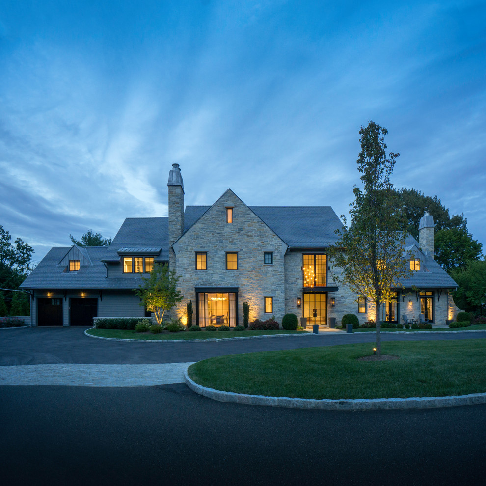 Großes, Zweistöckiges Eklektisches Einfamilienhaus mit Steinfassade und grauer Fassadenfarbe in New York
