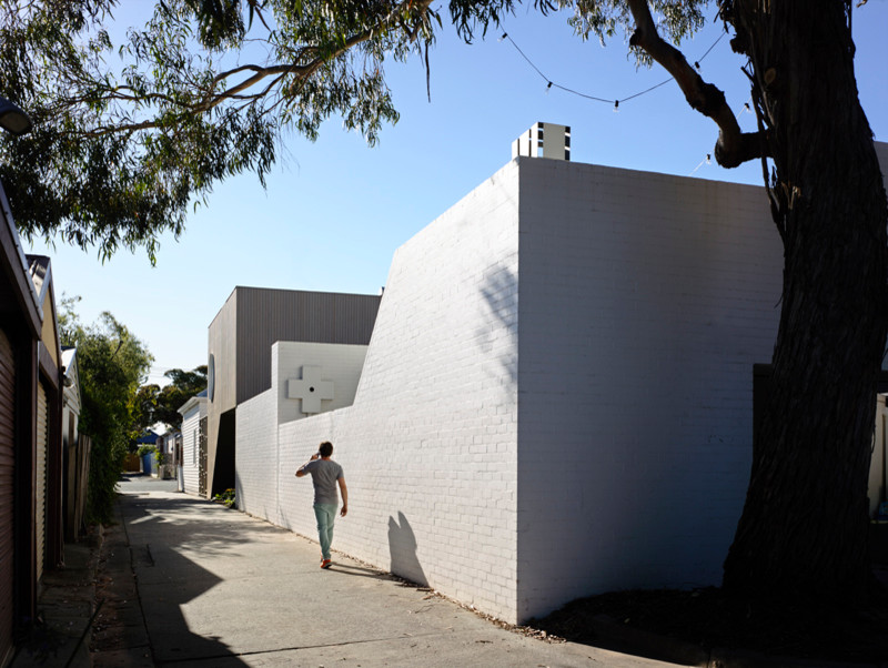 Foto della facciata di una casa contemporanea a due piani con tetto piano