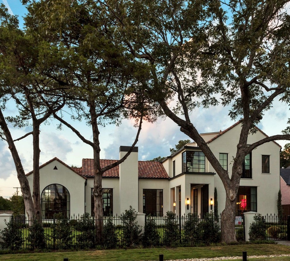 Geräumiges, Zweistöckiges Klassisches Haus mit Putzfassade, beiger Fassadenfarbe und Satteldach in Dallas