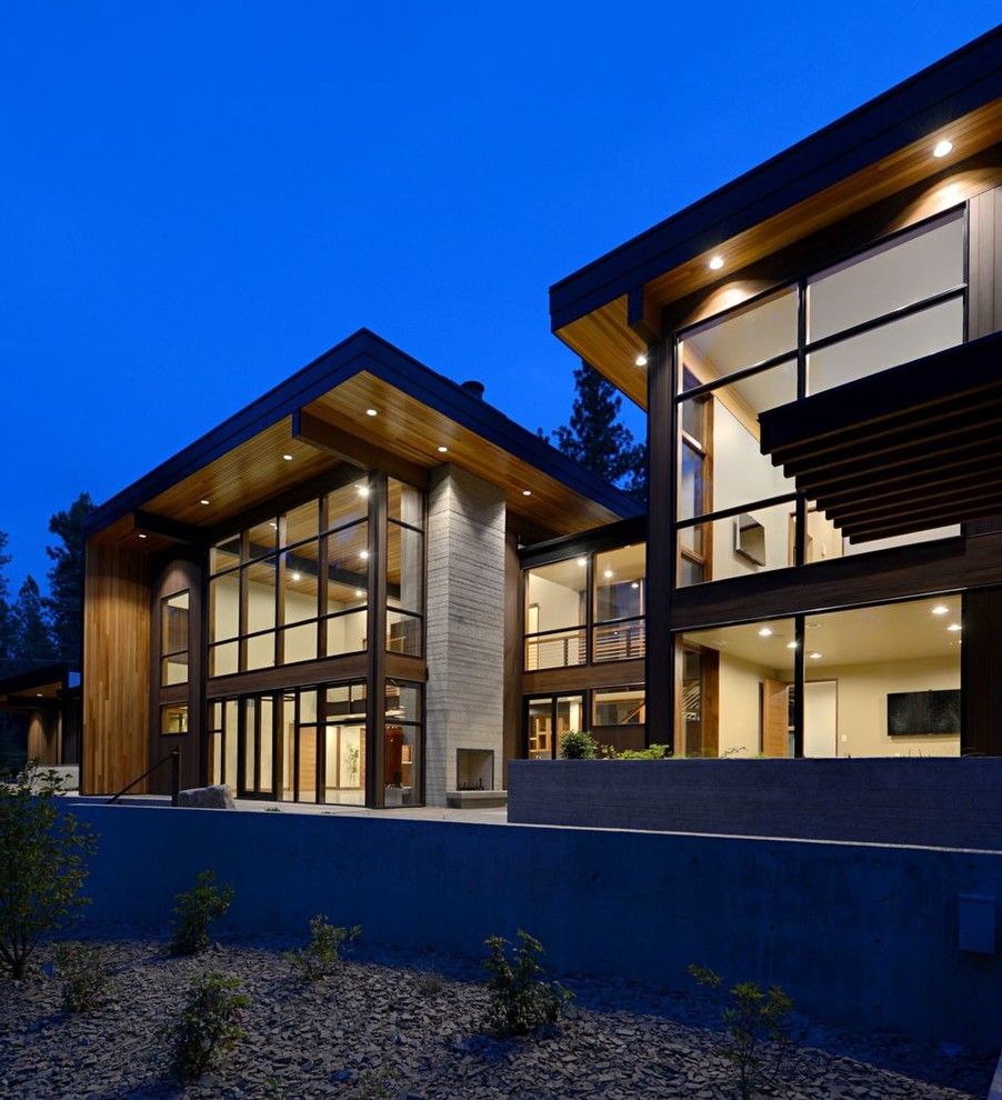 Foto della facciata di una casa grande marrone moderna a due piani con rivestimento in legno e tetto piano