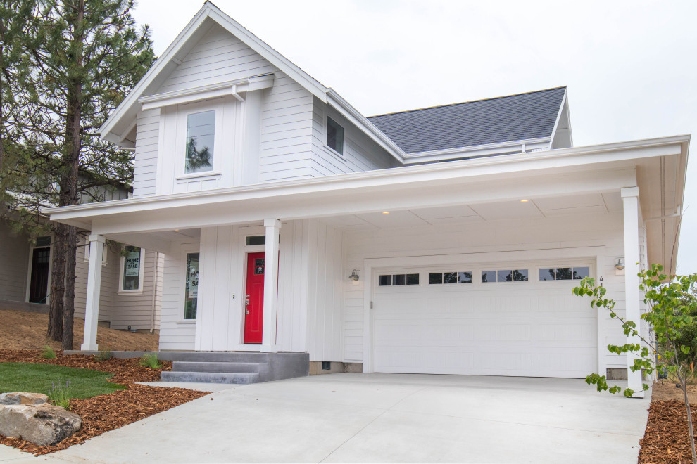 Kleines, Zweistöckiges Country Haus mit Mix-Fassade und weißer Fassadenfarbe in Portland