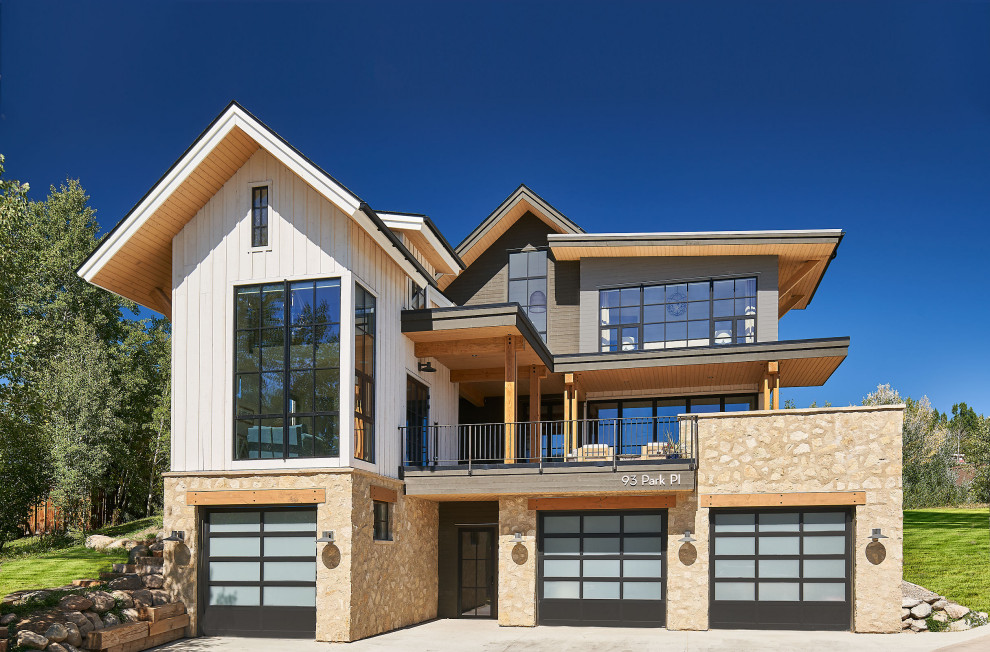 Großes, Dreistöckiges Country Einfamilienhaus mit Mix-Fassade, weißer Fassadenfarbe, Satteldach und Misch-Dachdeckung in Denver