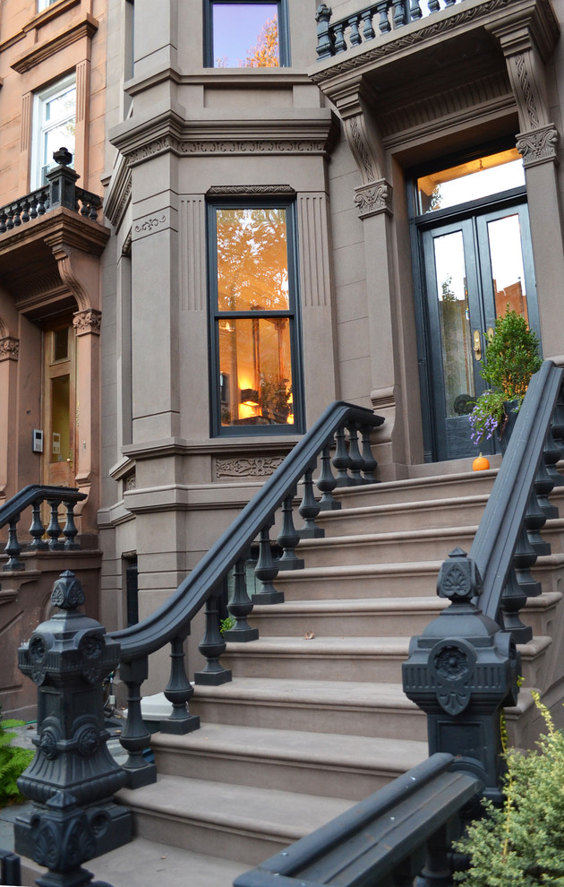 ニューヨークにあるトラディショナルスタイルのおしゃれな家の外観 (コンクリートサイディング、タウンハウス) の写真